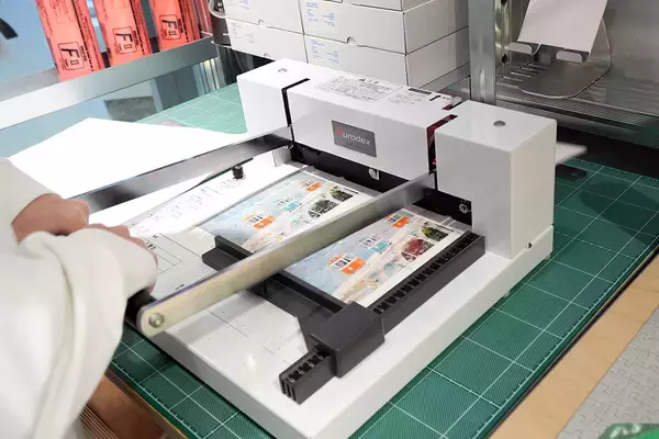 「レトロで味わい深いリソグラフ印刷で何気ない写真もアートになる「HARD COPY CLUB」を体験」の画像