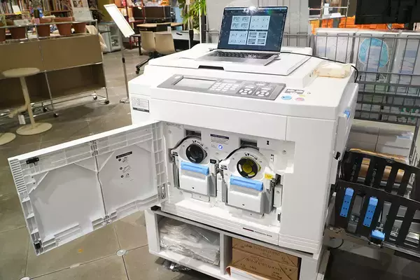 「レトロで味わい深いリソグラフ印刷で何気ない写真もアートになる「HARD COPY CLUB」を体験」の画像