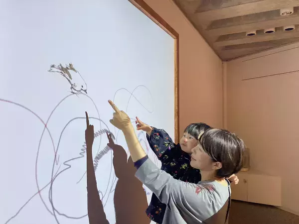 「絵の鑑賞を “楽しい遊び” の体験にした展覧会「いわさきちひろ×plaplax あれ これ いのち」」の画像