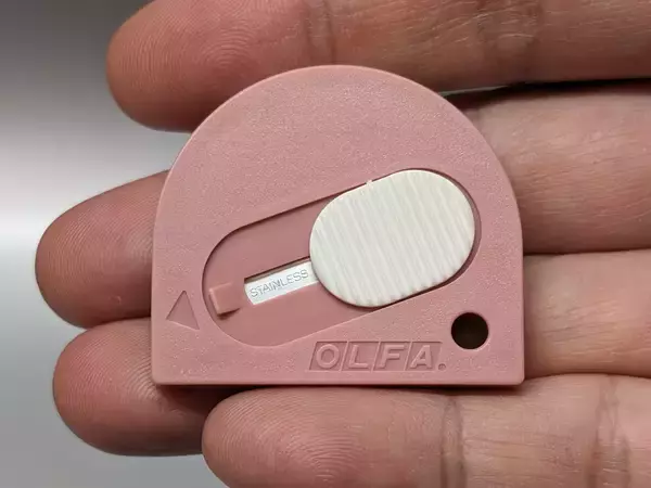 「やっぱりこの形がイチバン！ マグネット吸着機構を搭載して約20年ぶりに復活したOLFA「タッチナイフR」」の画像