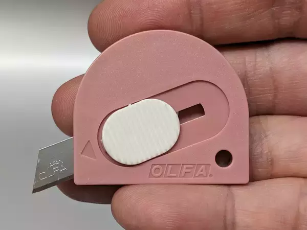 「やっぱりこの形がイチバン！ マグネット吸着機構を搭載して約20年ぶりに復活したOLFA「タッチナイフR」」の画像