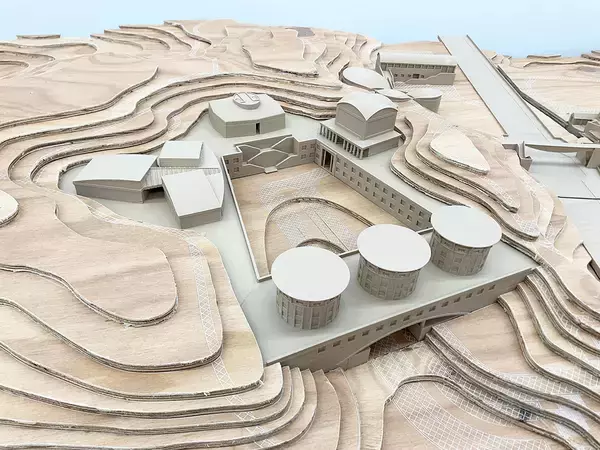 「東京造形大学のキャンパス建築の歴史が模型や写真で紹介される「生きるキャンパス展」」の画像