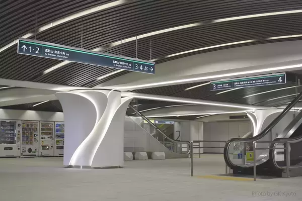 「南海電鉄・難波駅の駅サインが明るく次世代の駅を感じさせるデザインにリニューアル！」の画像