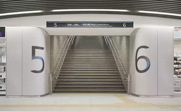 「南海電鉄・難波駅の駅サインが明るく次世代の駅を感じさせるデザインにリニューアル！」の画像