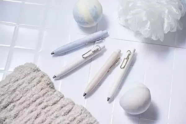 デザイナーにも役立つアイテム？ 濃い黒と鮮やかな発色で、書いた文字が記憶に残りやすい三菱鉛筆「ユニボール ワン P バスボムカラー」