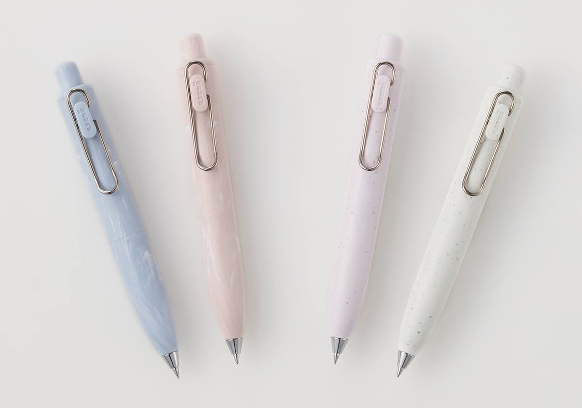 デザイナーにも役立つアイテム？ 濃い黒と鮮やかな発色で、書いた文字が記憶に残りやすい三菱鉛筆「ユニボール ワン P バスボムカラー」