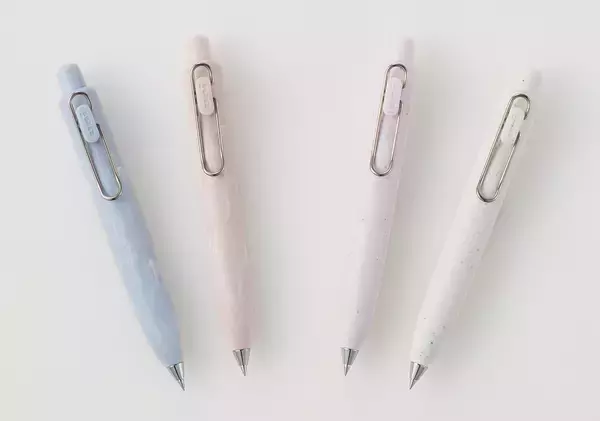 「デザイナーにも役立つアイテム？ 濃い黒と鮮やかな発色で、書いた文字が記憶に残りやすい三菱鉛筆「ユニボール ワン P バスボムカラー」」の画像