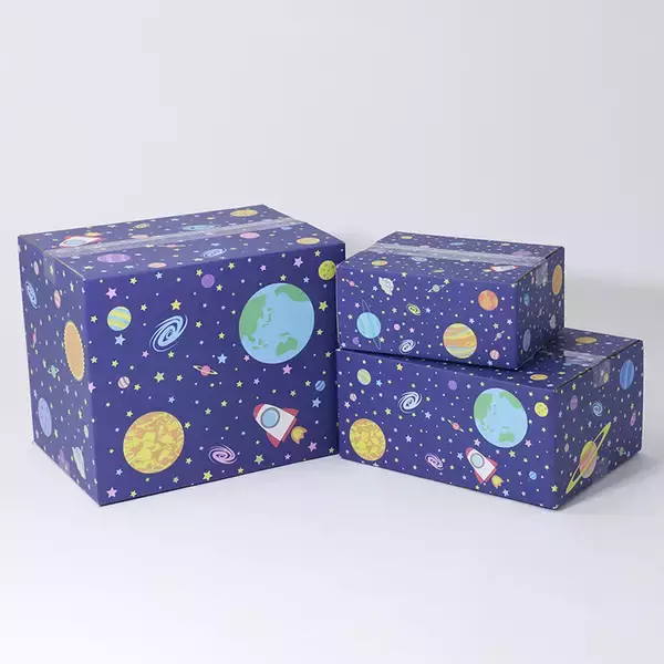 アースダンボールがフルカラー印刷で「宇宙」をデザインした段ボール箱を発売