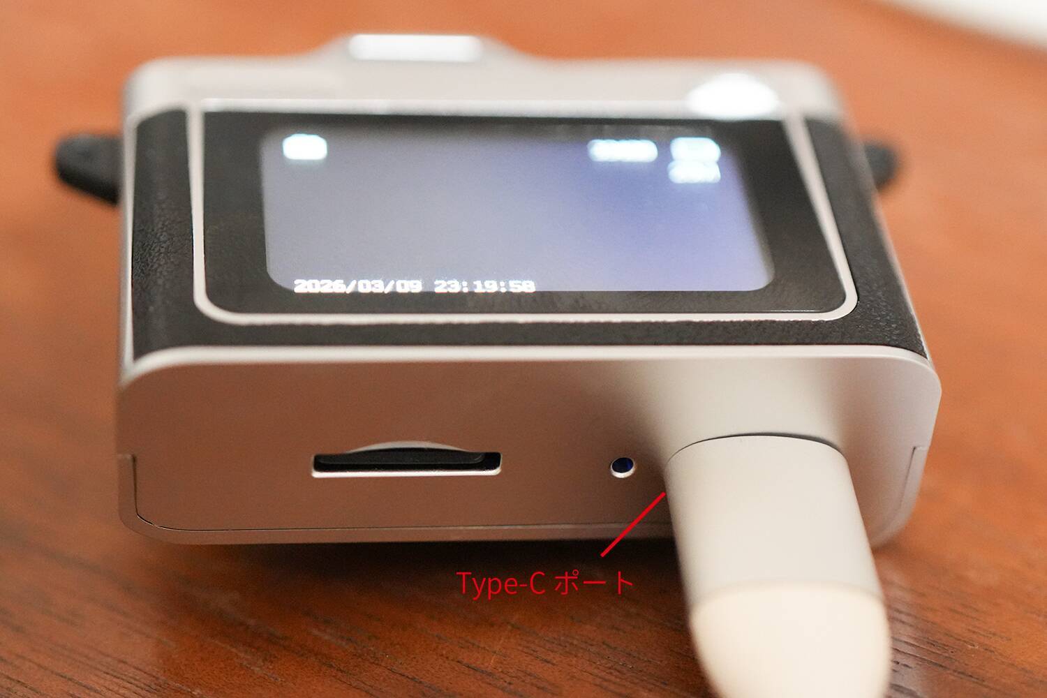 おしゃれで使える手の平サイズのミニレトロカメラ「HARU」