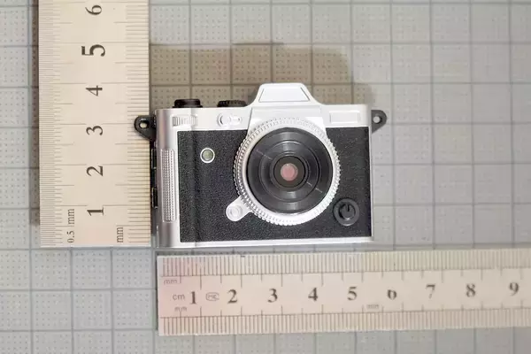 「おしゃれで使える手の平サイズのミニレトロカメラ「HARU」」の画像