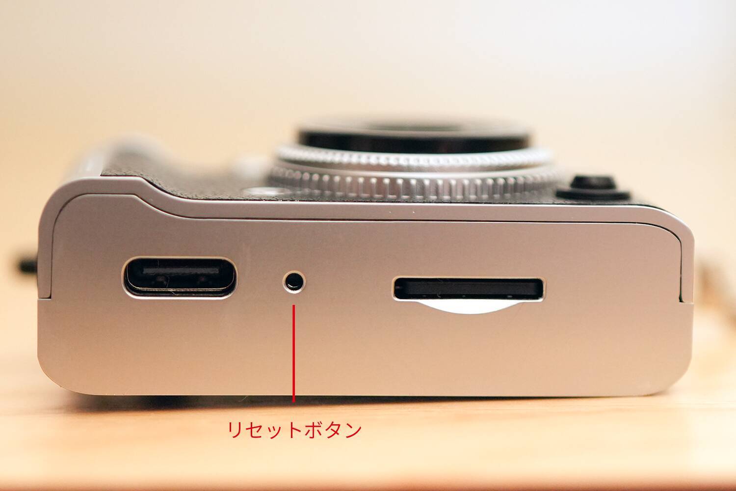 おしゃれで使える手の平サイズのミニレトロカメラ「HARU」