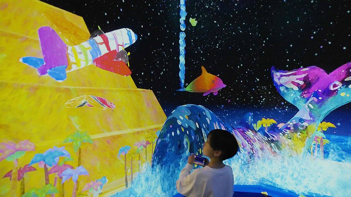 航空科学博物館でチームラボのインタラクティブ作品「スケッチ環世界」が期間限定展示