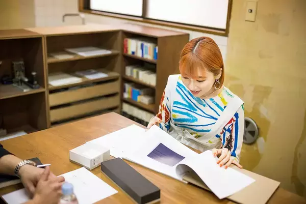 「世界のクリエイターが愛用！デザイナーと職人の技が光る「ITO BINDERY」のメモパッド【佐藤詩織と巡るクリエイティブな世界 vol.1】」の画像