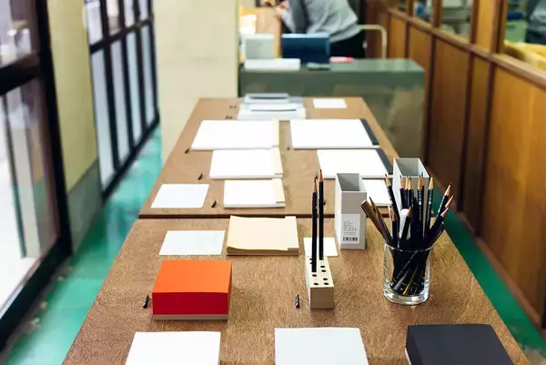 「世界のクリエイターが愛用！デザイナーと職人の技が光る「ITO BINDERY」のメモパッド【佐藤詩織と巡るクリエイティブな世界 vol.1】」の画像