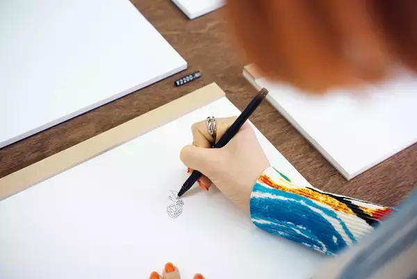 「世界のクリエイターが愛用！デザイナーと職人の技が光る「ITO BINDERY」のメモパッド【佐藤詩織と巡るクリエイティブな世界 vol.1】」の画像