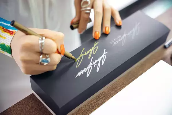 「世界のクリエイターが愛用！デザイナーと職人の技が光る「ITO BINDERY」のメモパッド【佐藤詩織と巡るクリエイティブな世界 vol.1】」の画像