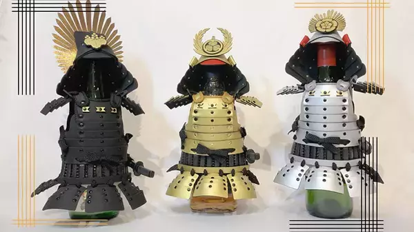 「POTATO、甲冑をモチーフにしたボトルカバー「日本刀ピックつきボトルカバー サムライ鎧」を発売」の画像