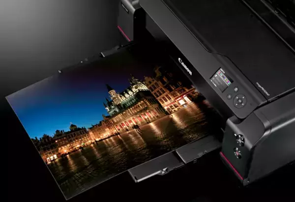 「キヤノン、12色機のA2ノビ対応インクジェットプリンター「imagePROGRAF PRO-1100」を発売」の画像