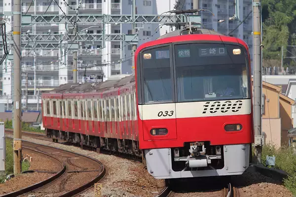 「ダイドードリンコが京急電車の「ドレミファインバータ」の音が流れる自動販売機を設置」の画像