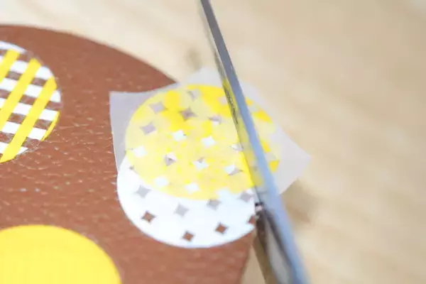 「貼って擦るだけ！布用ステッカー「irodo（イロド）」で“なんでもオリジナルグッズ”に変身させる方法​」の画像