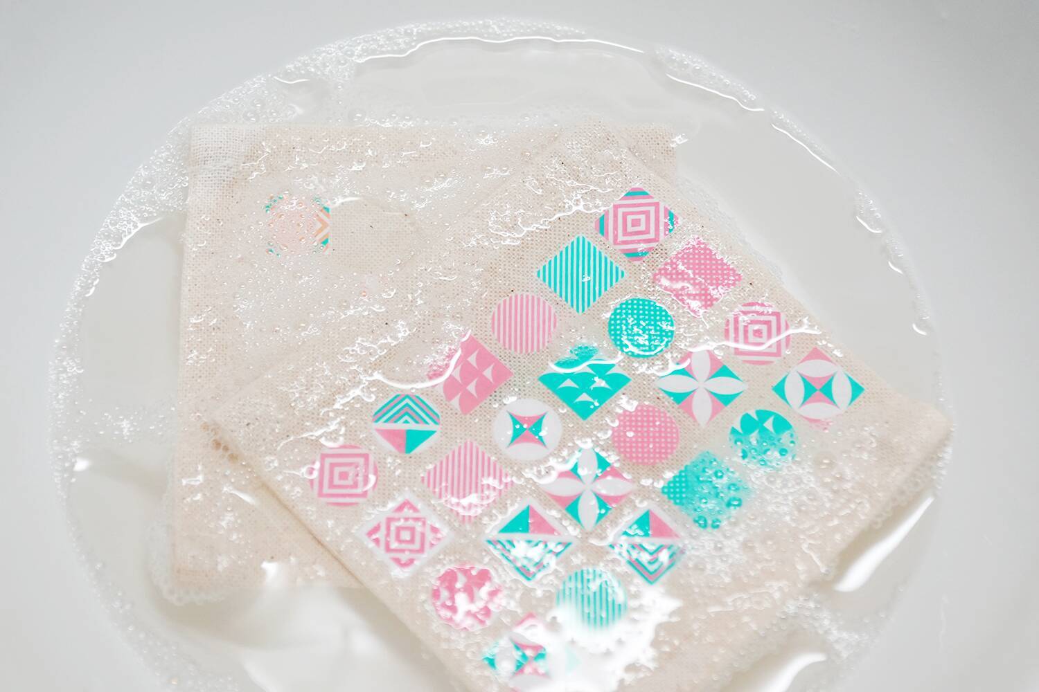 貼って擦るだけ！布用ステッカー「irodo（イロド）」で“なんでもオリジナルグッズ”に変身させる方法​