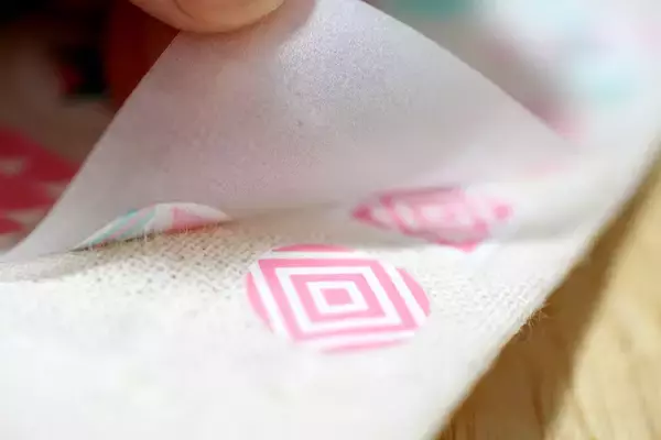 「貼って擦るだけ！布用ステッカー「irodo（イロド）」で“なんでもオリジナルグッズ”に変身させる方法​」の画像