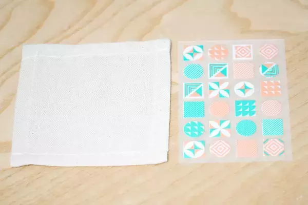 「貼って擦るだけ！布用ステッカー「irodo（イロド）」で“なんでもオリジナルグッズ”に変身させる方法​」の画像