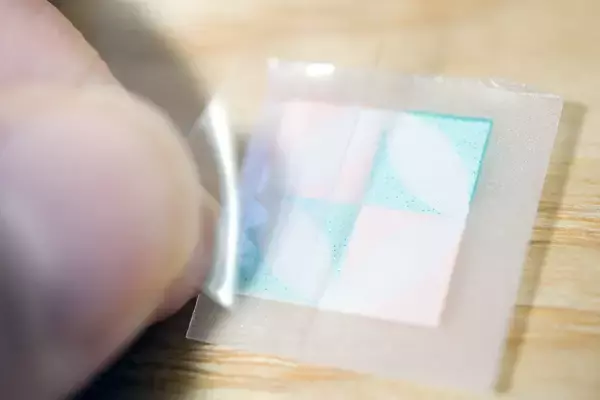 「貼って擦るだけ！布用ステッカー「irodo（イロド）」で“なんでもオリジナルグッズ”に変身させる方法​」の画像