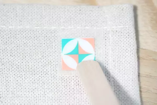 「貼って擦るだけ！布用ステッカー「irodo（イロド）」で“なんでもオリジナルグッズ”に変身させる方法​」の画像