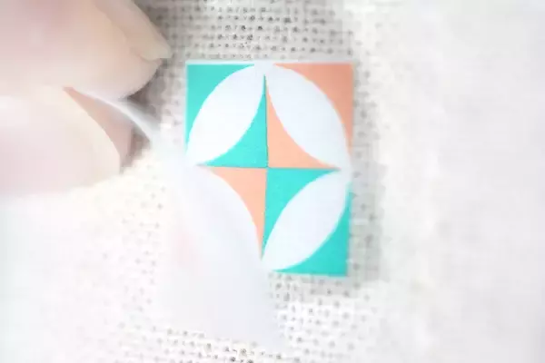 「貼って擦るだけ！布用ステッカー「irodo（イロド）」で“なんでもオリジナルグッズ”に変身させる方法​」の画像