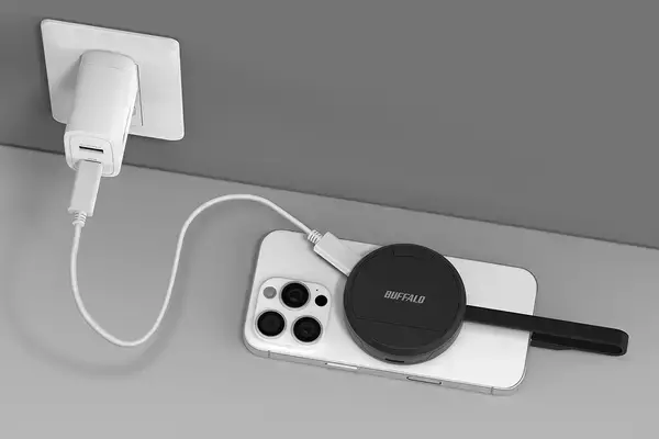 「バッファロー、MagSafe対応でスマホに固定できるカードリーダー「BSCR520MGシリーズ」を発売」の画像