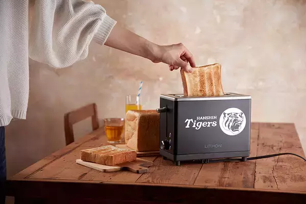 ライソン、58秒で焼き上げるタイガース限定デザイン「秒速トースター」を発売