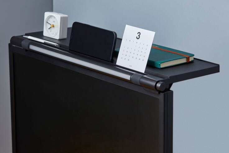 キングジム、画面の上に設置できる小物置き「ディスプレイボード」のライト付きモデルを発売