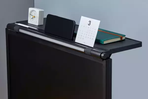 「キングジム、画面の上に設置できる小物置き「ディスプレイボード」のライト付きモデルを発売」の画像