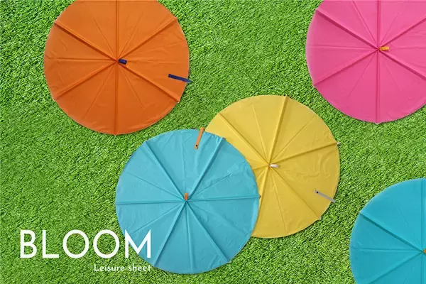 SOLCION、片手で広げて片付けも簡単な「BLOOM レジャーシート」を発売