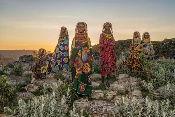 「少数民族や先住民族の撮影で知られるヨシダナギ氏の写真展「HEROES -RELOADED-」」の画像