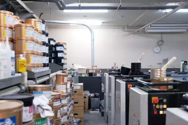 「印刷会社の社内ギャラリースペースで開催されるイラスト展「ON Paper」」の画像