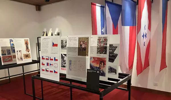 「チェコのグラフィックデザインの社会的な影響を探る「identita – the story of Czech graphic design」展」の画像