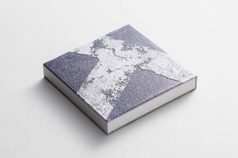 触感印刷の“2.5次元フォト”技術で実現！ タイルのような佇まいの飾れるノート「TACTILE」