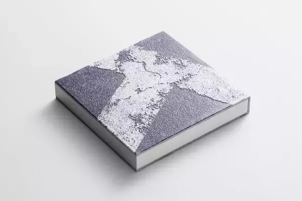 「触感印刷の“2.5次元フォト”技術で実現！ タイルのような佇まいの飾れるノート「TACTILE」」の画像