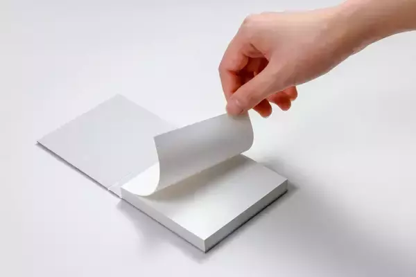 「触感印刷の“2.5次元フォト”技術で実現！ タイルのような佇まいの飾れるノート「TACTILE」」の画像