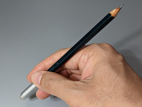 鉛筆がスタイラスに早変わり。全長4cmで携帯もラクラク、エレコム「キャップ型タッチペン」