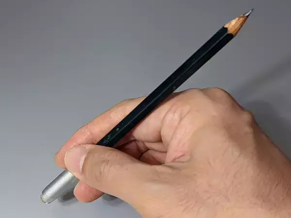 鉛筆がスタイラスに早変わり。全長4cmで携帯もラクラク、エレコム「キャップ型タッチペン」