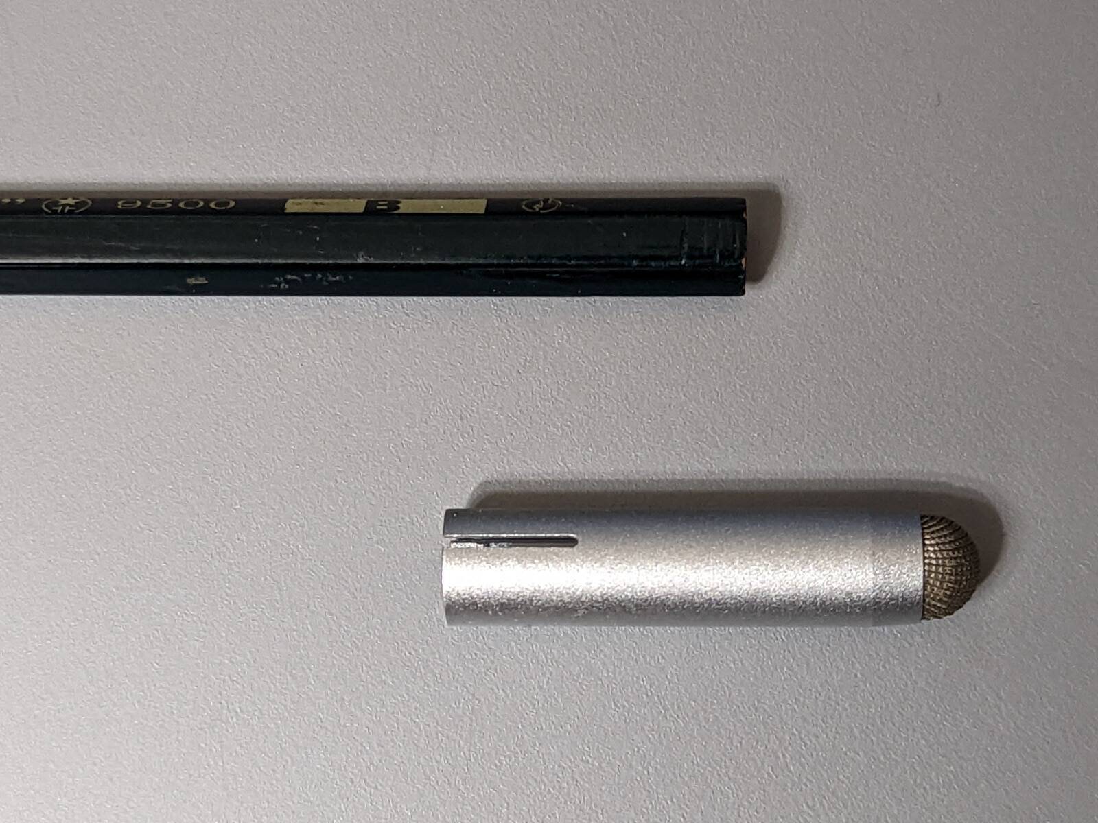 鉛筆がスタイラスに早変わり。全長4cmで携帯もラクラク、エレコム「キャップ型タッチペン」