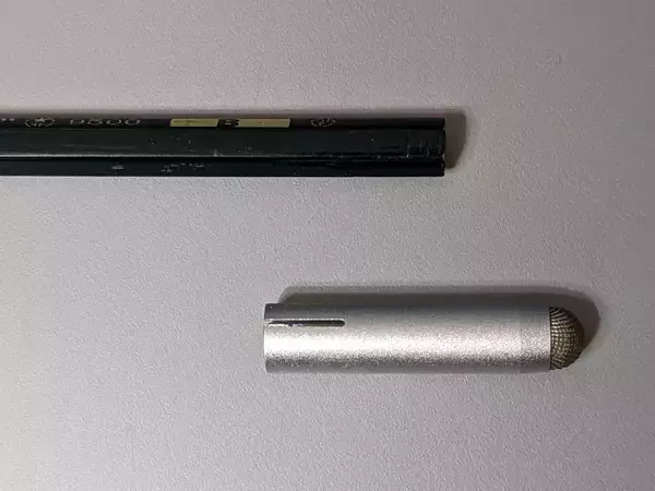 「鉛筆がスタイラスに早変わり。全長4cmで携帯もラクラク、エレコム「キャップ型タッチペン」」の画像