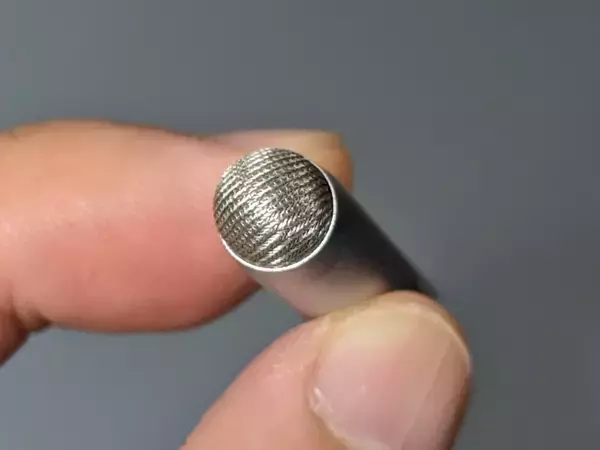 「鉛筆がスタイラスに早変わり。全長4cmで携帯もラクラク、エレコム「キャップ型タッチペン」」の画像