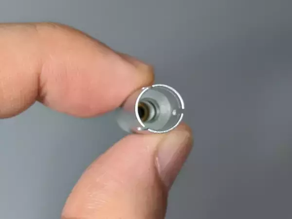 「鉛筆がスタイラスに早変わり。全長4cmで携帯もラクラク、エレコム「キャップ型タッチペン」」の画像