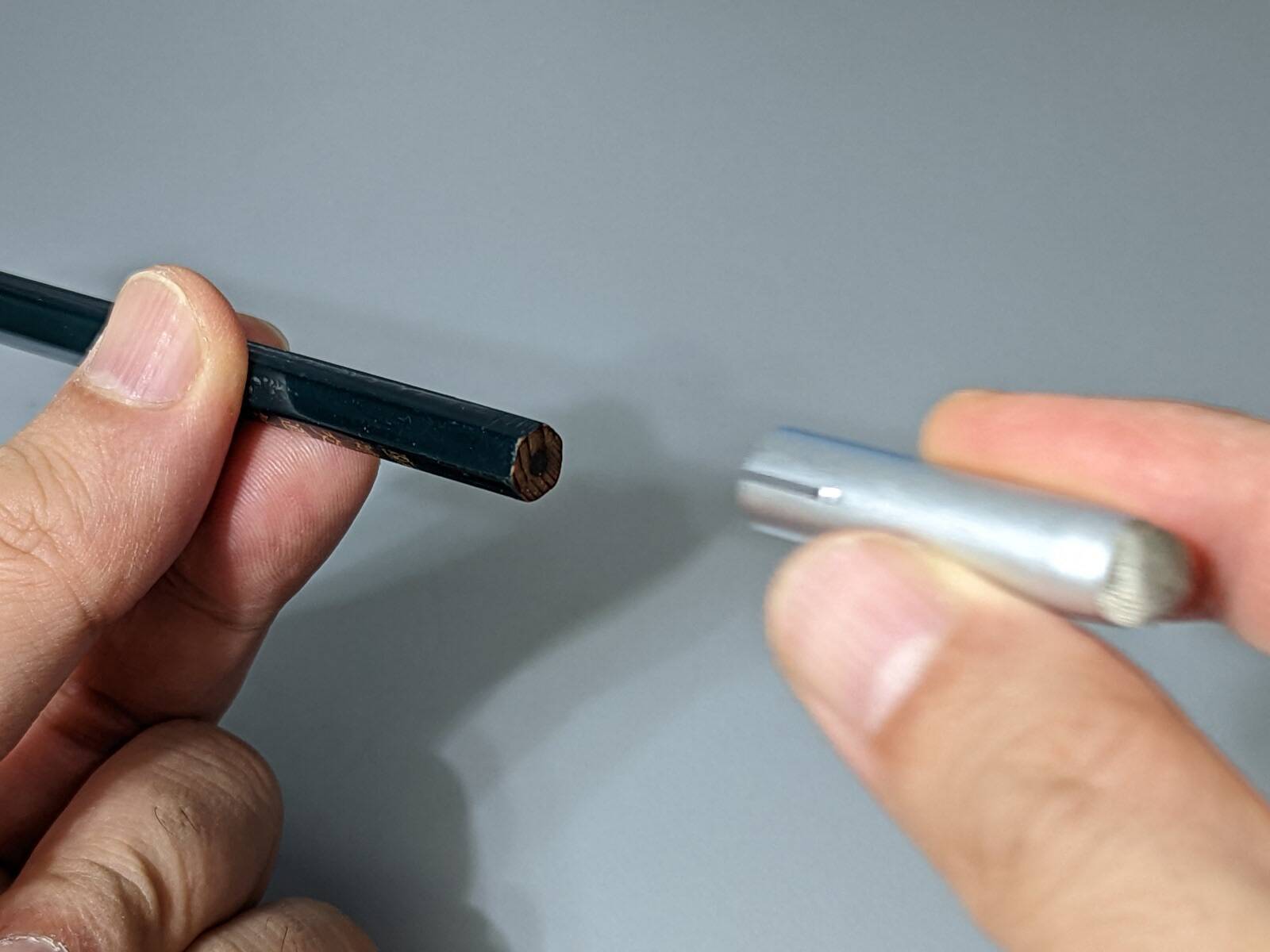 鉛筆がスタイラスに早変わり。全長4cmで携帯もラクラク、エレコム「キャップ型タッチペン」