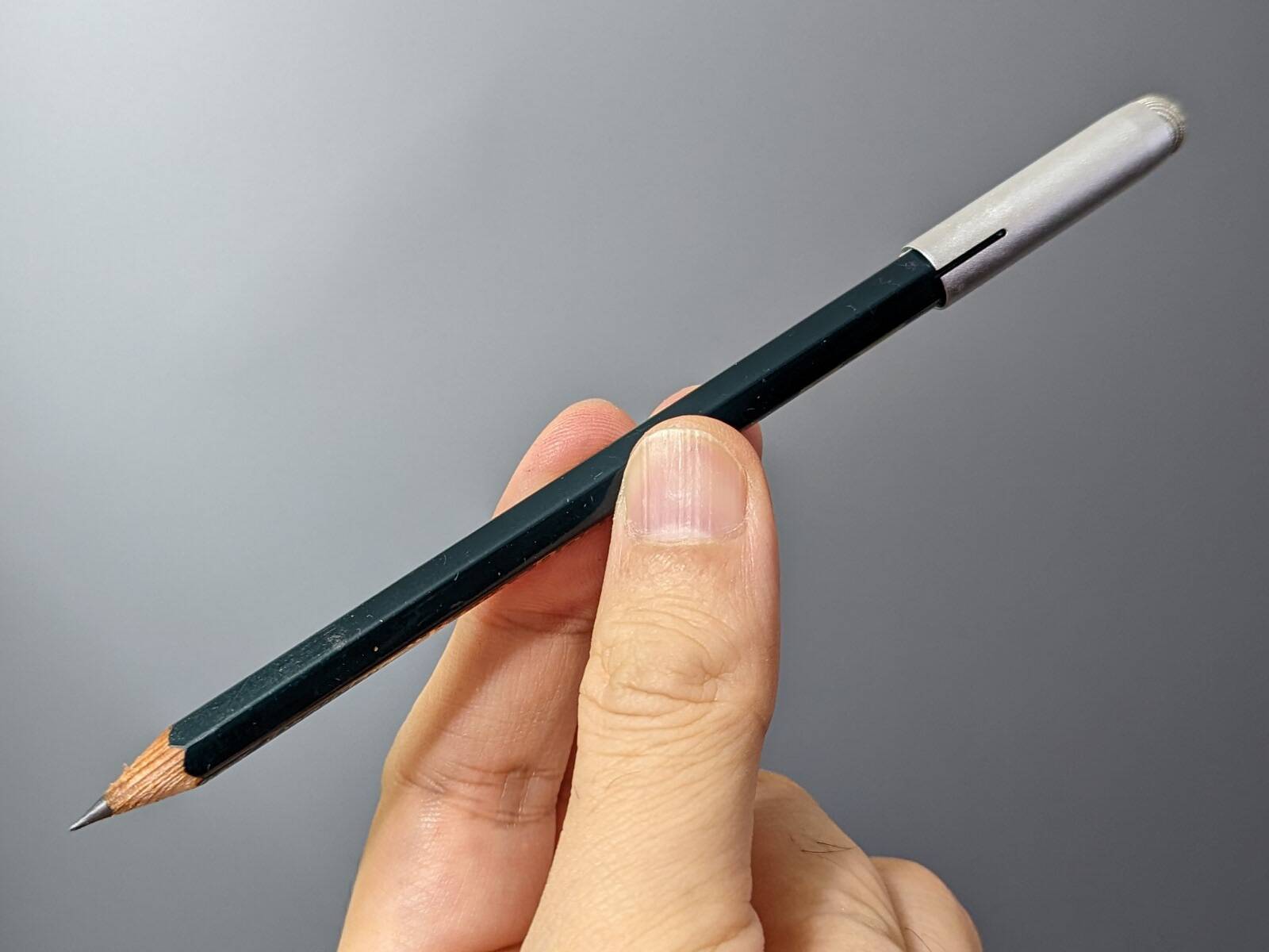 鉛筆がスタイラスに早変わり。全長4cmで携帯もラクラク、エレコム「キャップ型タッチペン」