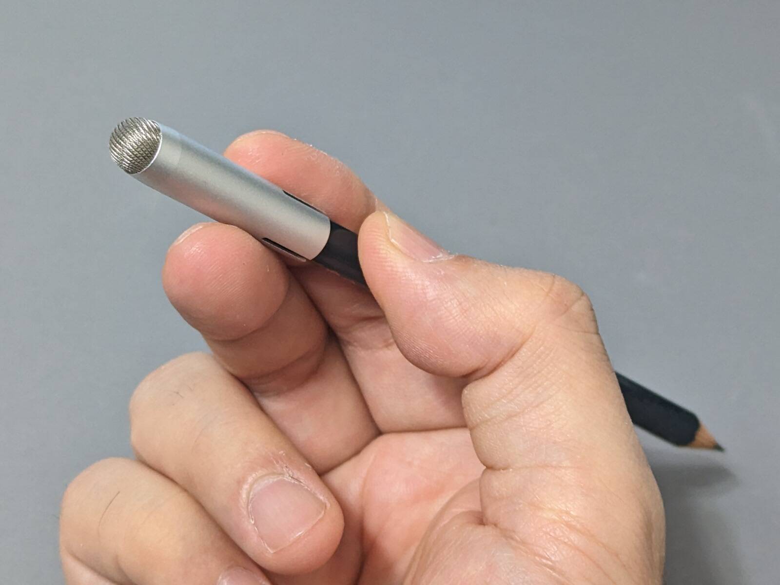 鉛筆がスタイラスに早変わり。全長4cmで携帯もラクラク、エレコム「キャップ型タッチペン」